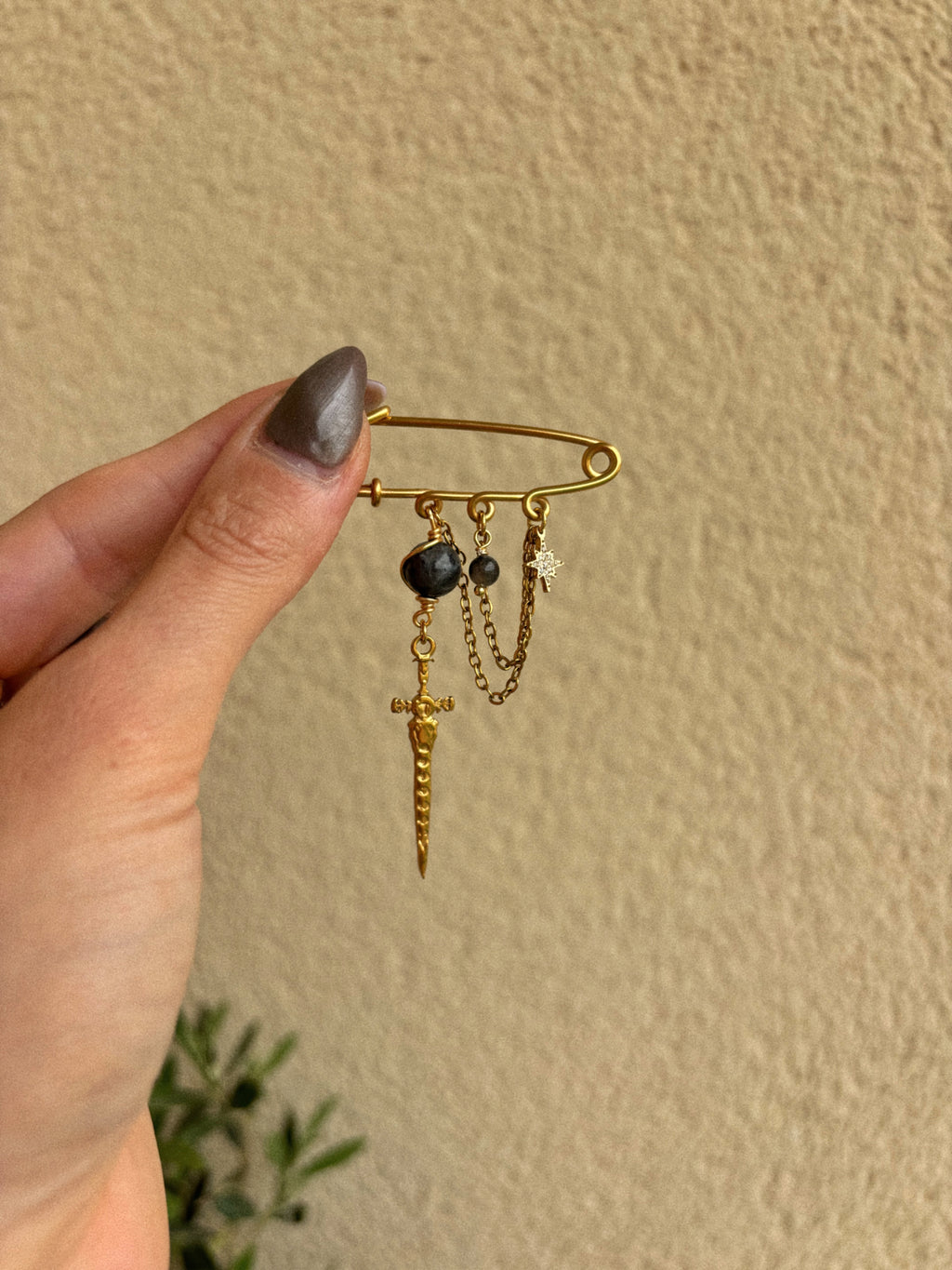 Broche dorée