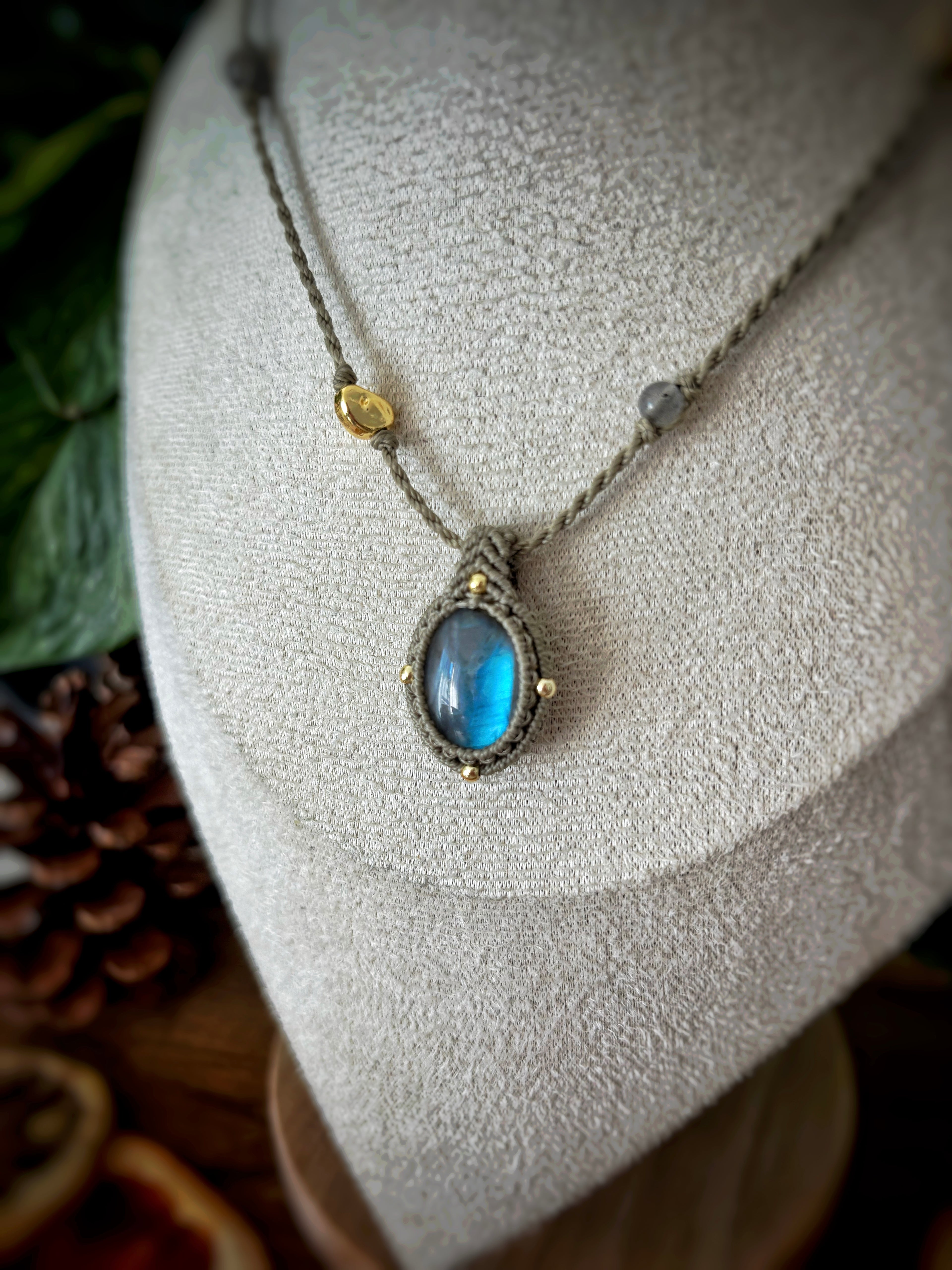 Talisman micro-macramé
