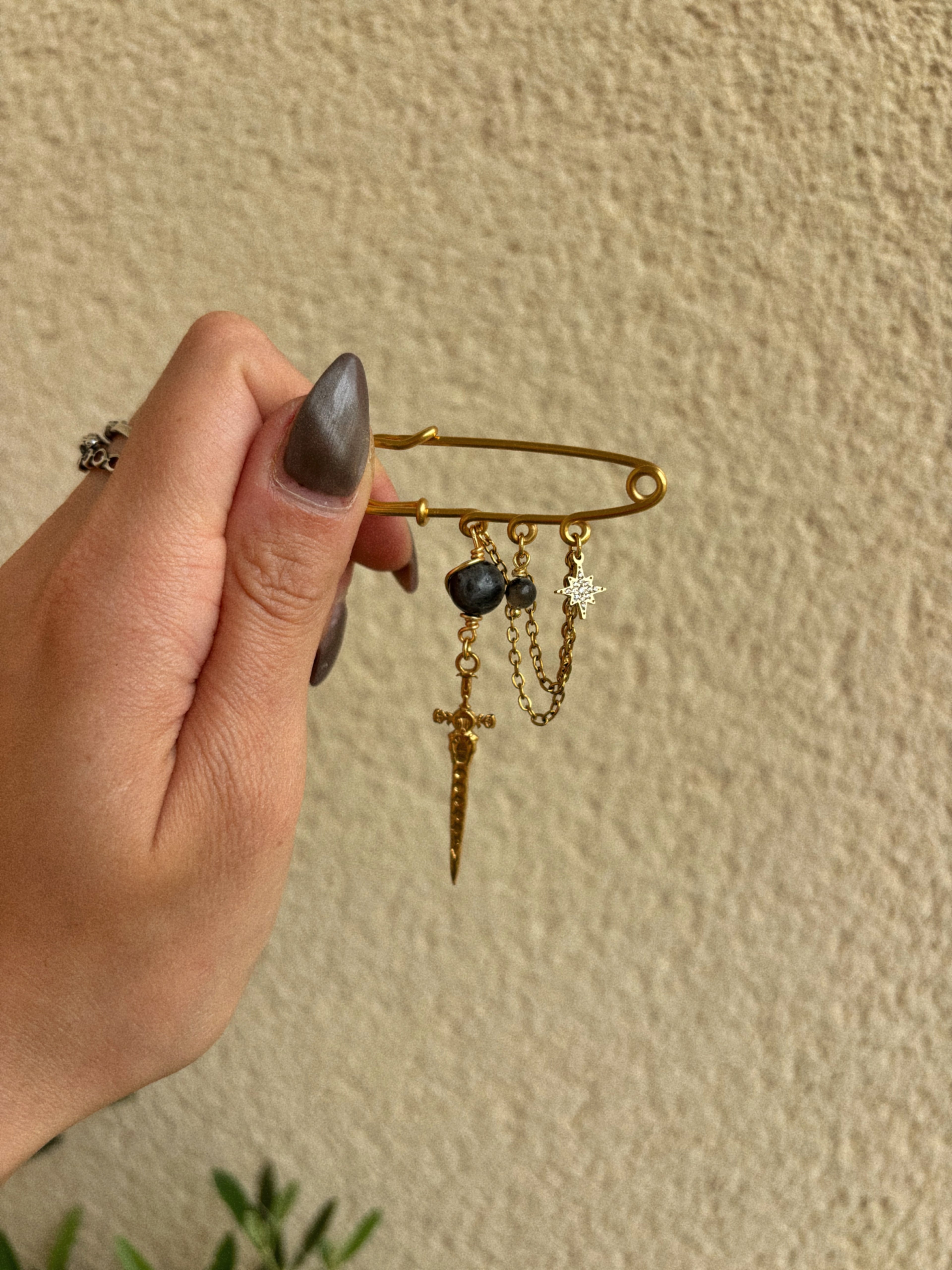 Broche dorée