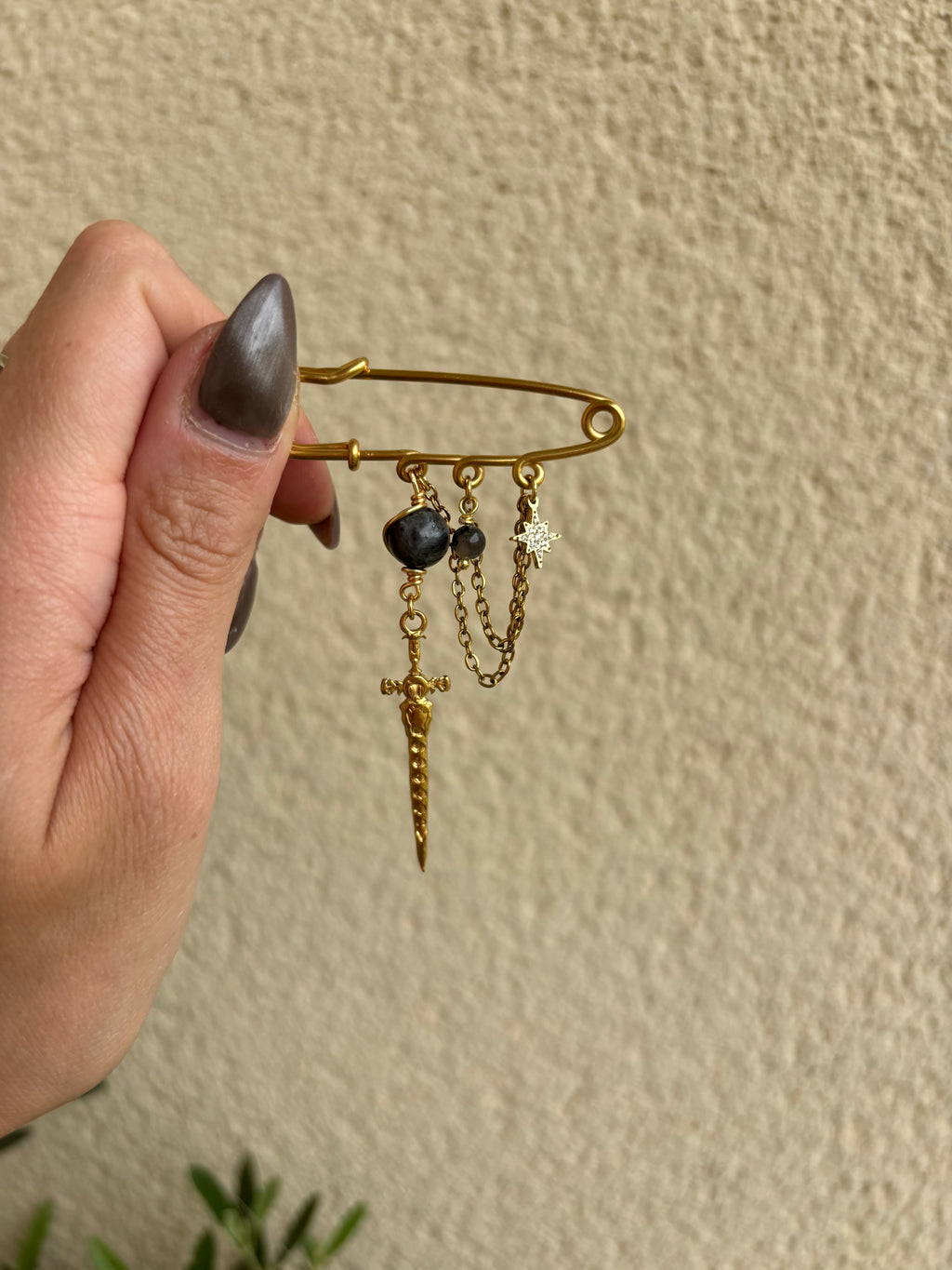 Broche dorée