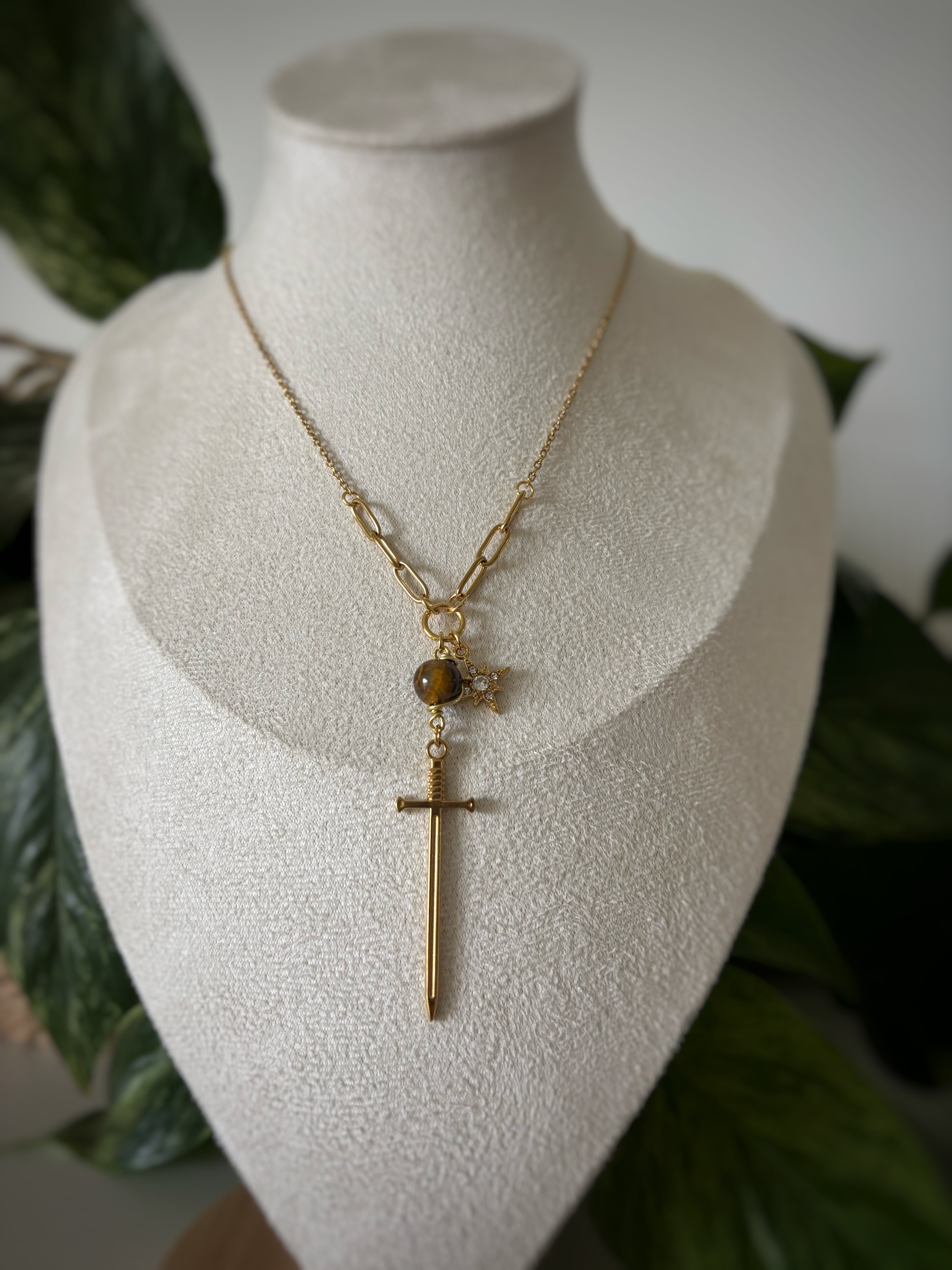 Collier œil de tigre - épée