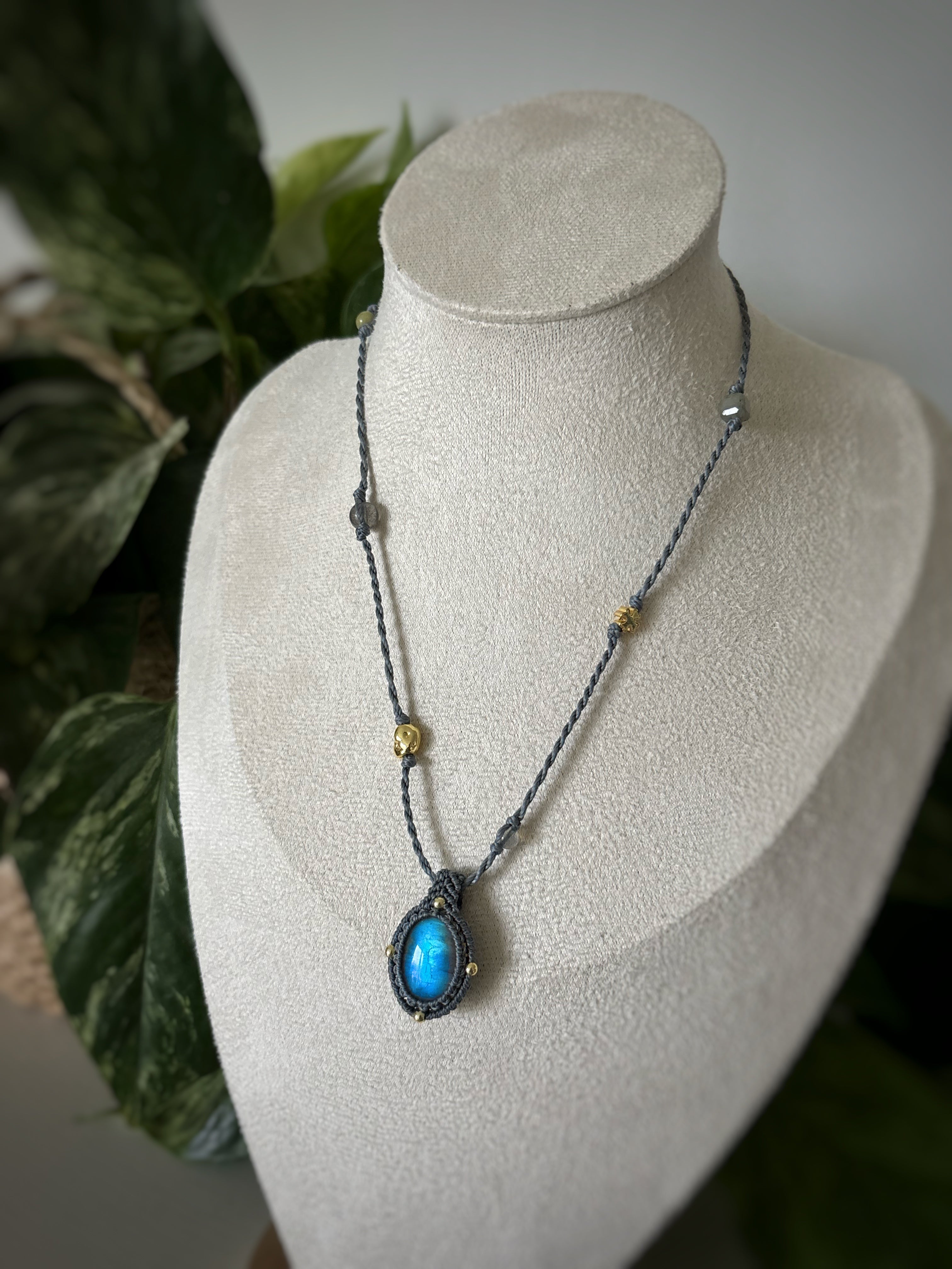 Collier Labradorite micro macramé - Bleu