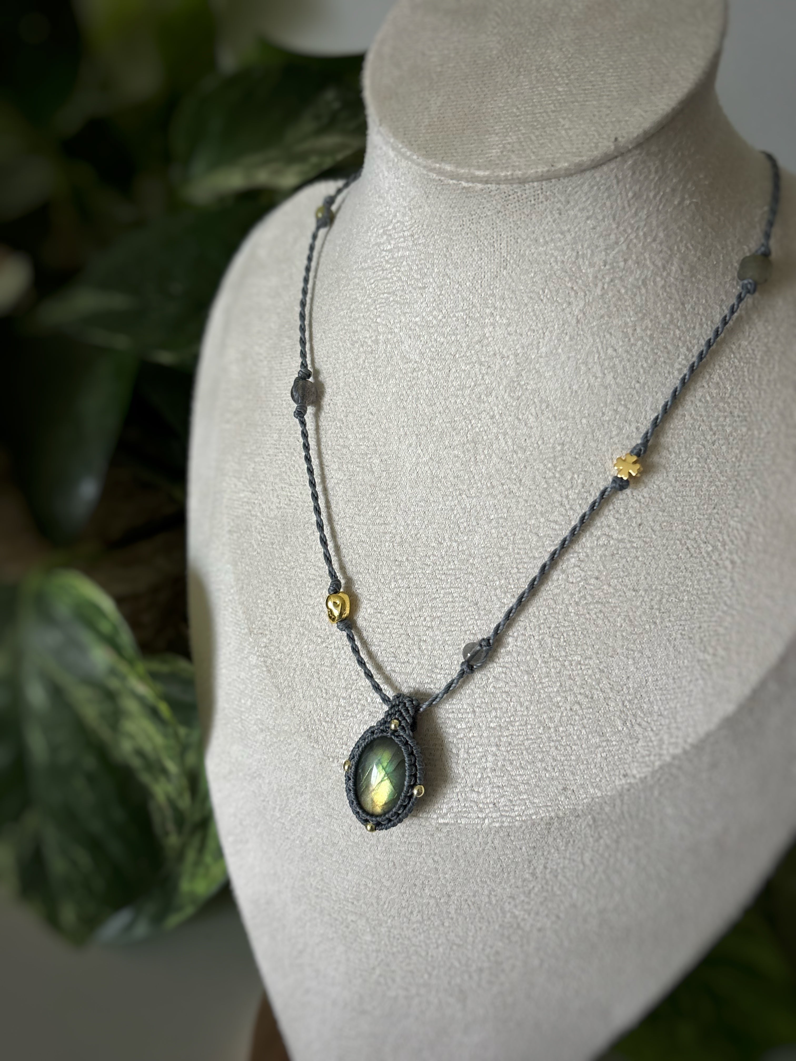 Collier Labradorite micro macramé - taupe