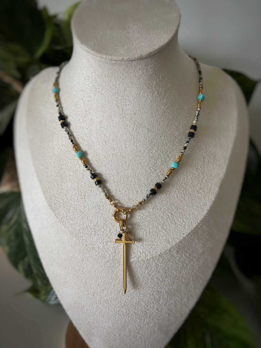 Collier jaspe dalmatien, turquoise et obsidienne - épée