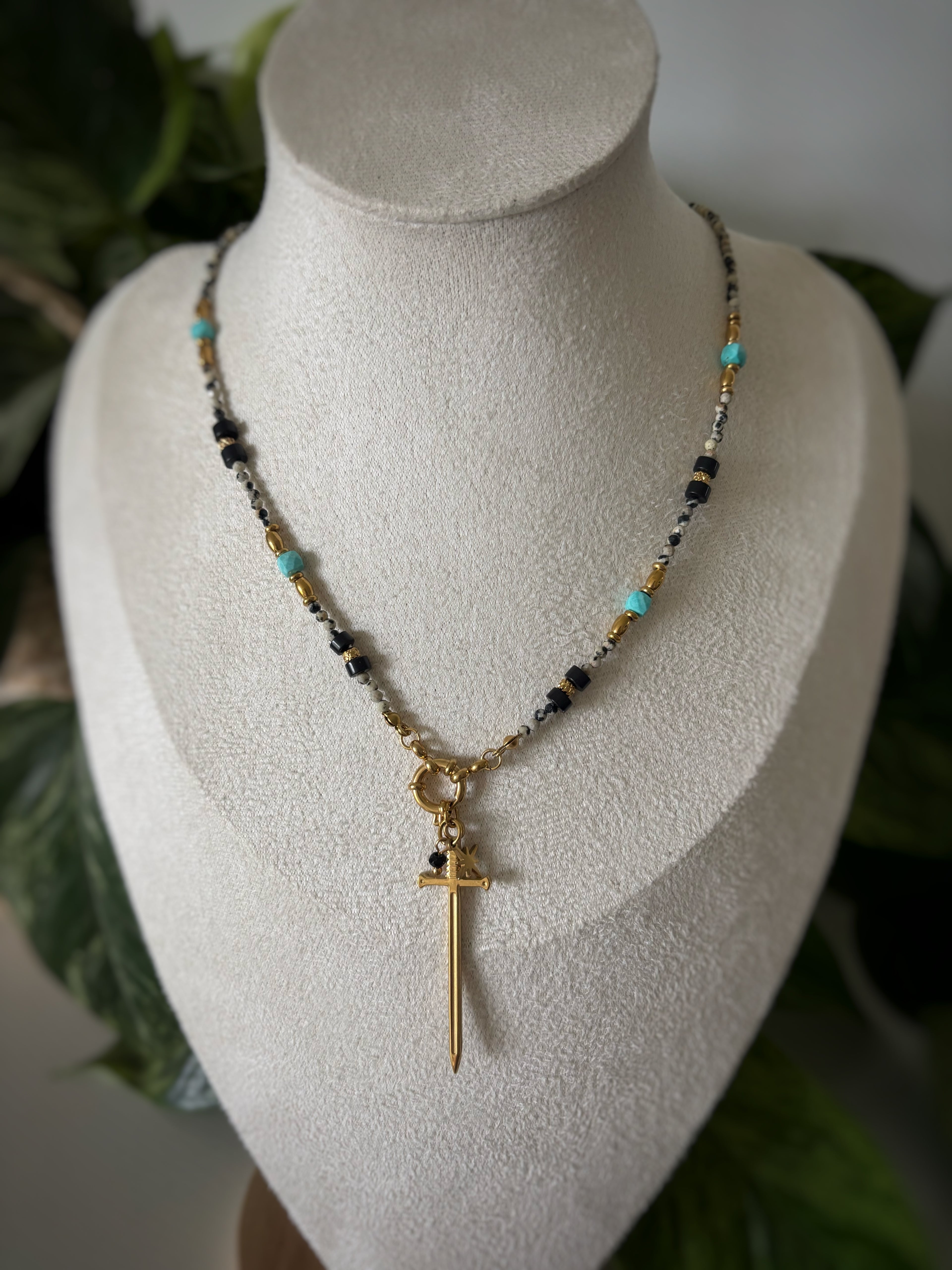 Collier jaspe dalmatien, turquoise et obsidienne - épée
