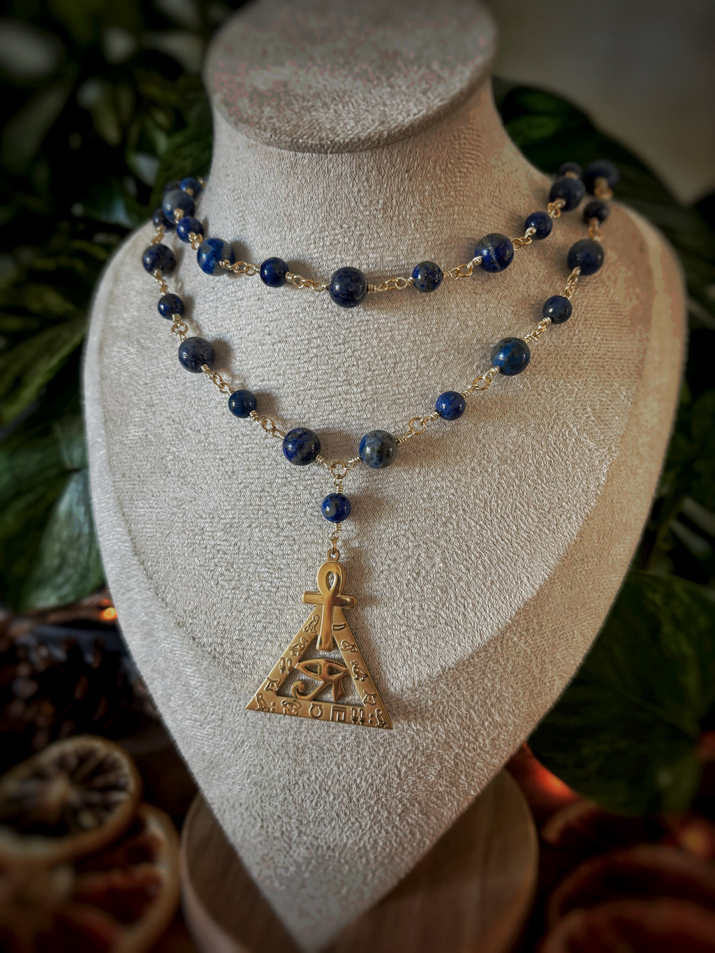 Collier Isis