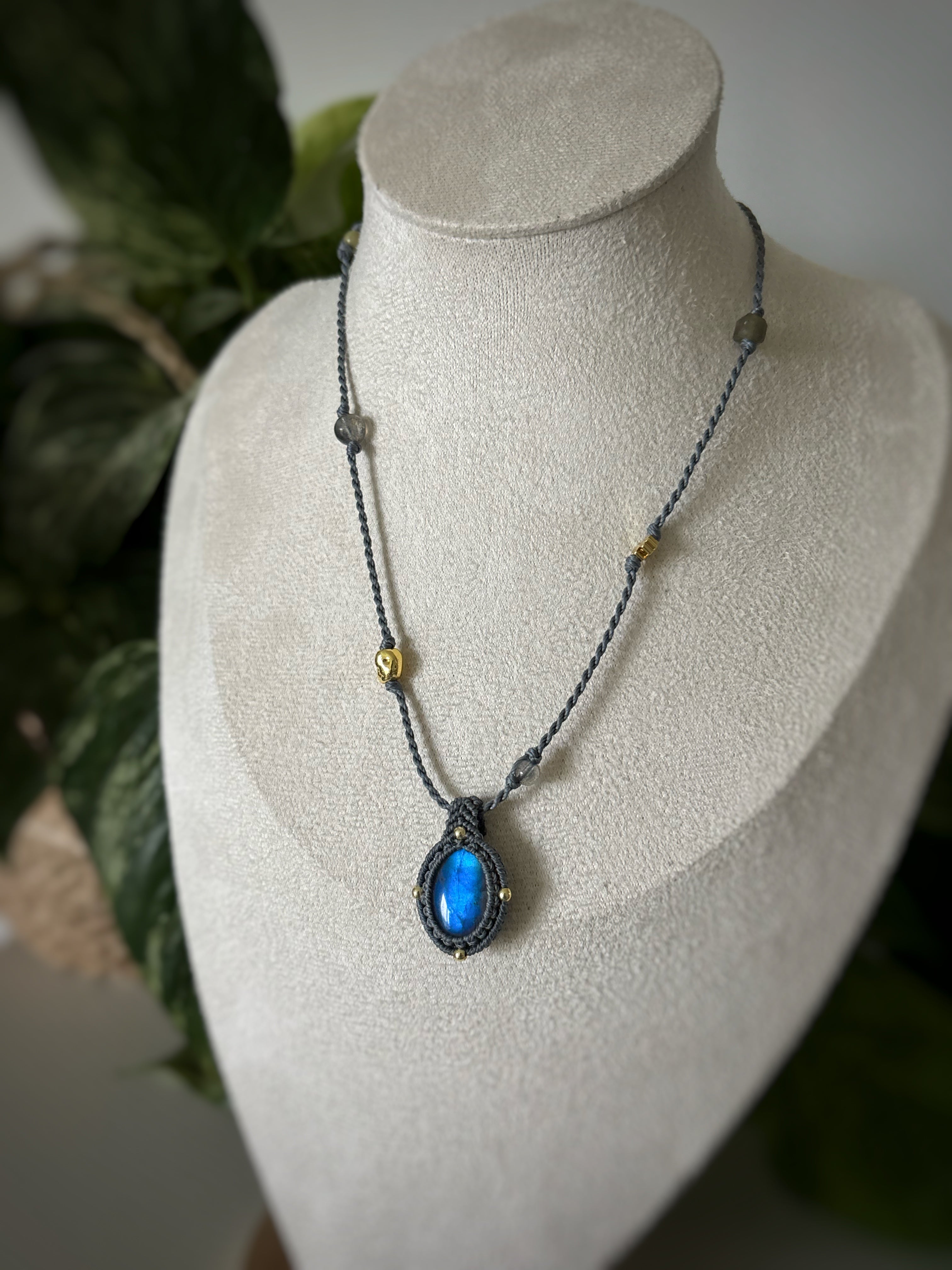 Collier Labradorite micro macramé - Bleu