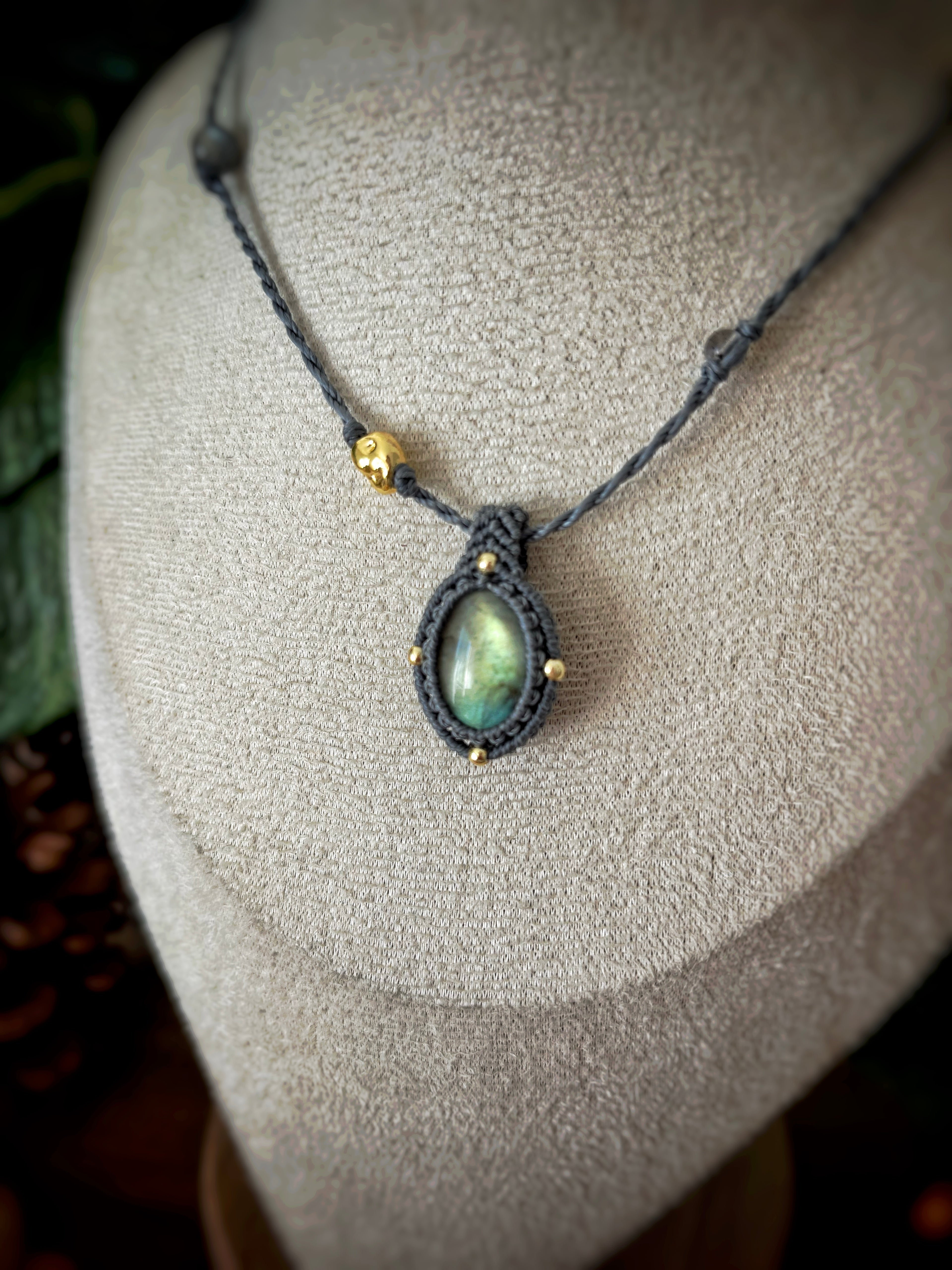 Talisman micro-macramé