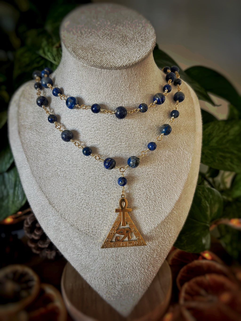 Collier Isis