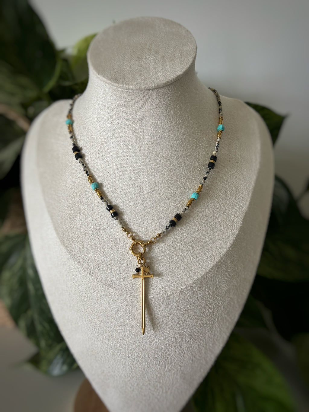 Collier jaspe dalmatien, turquoise et obsidienne - épée