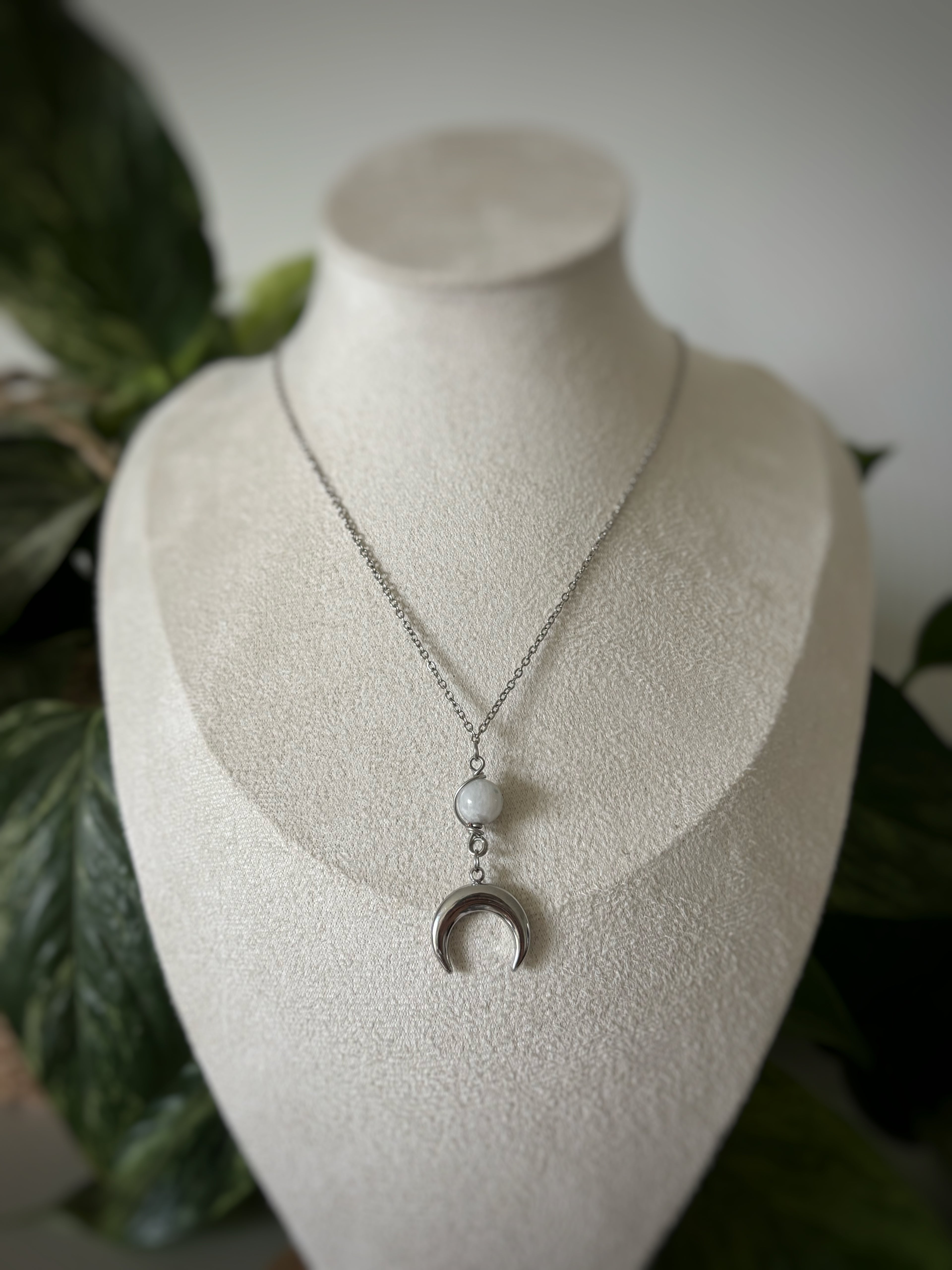 Collier argenté pierre de lune