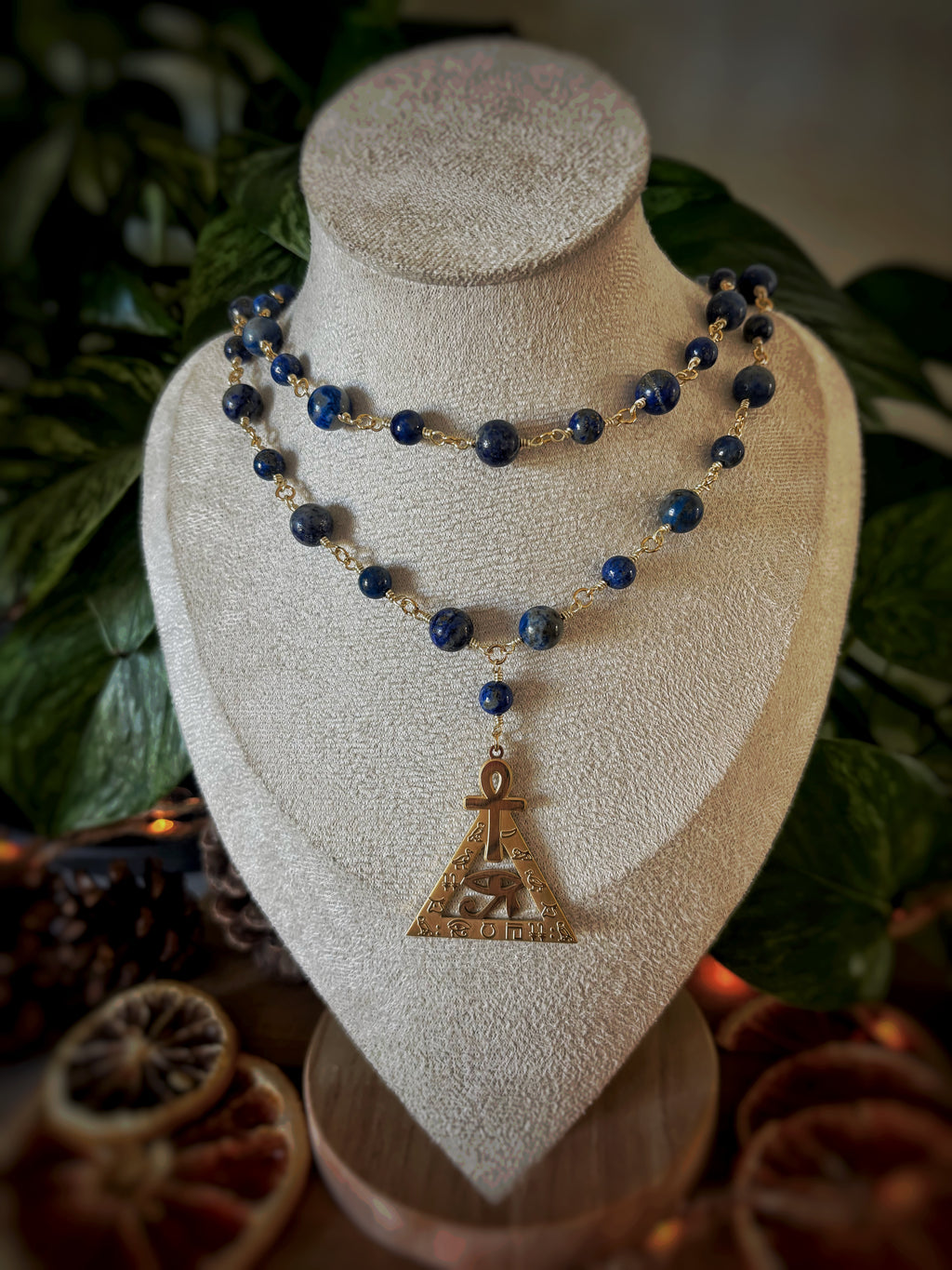 Collier Isis