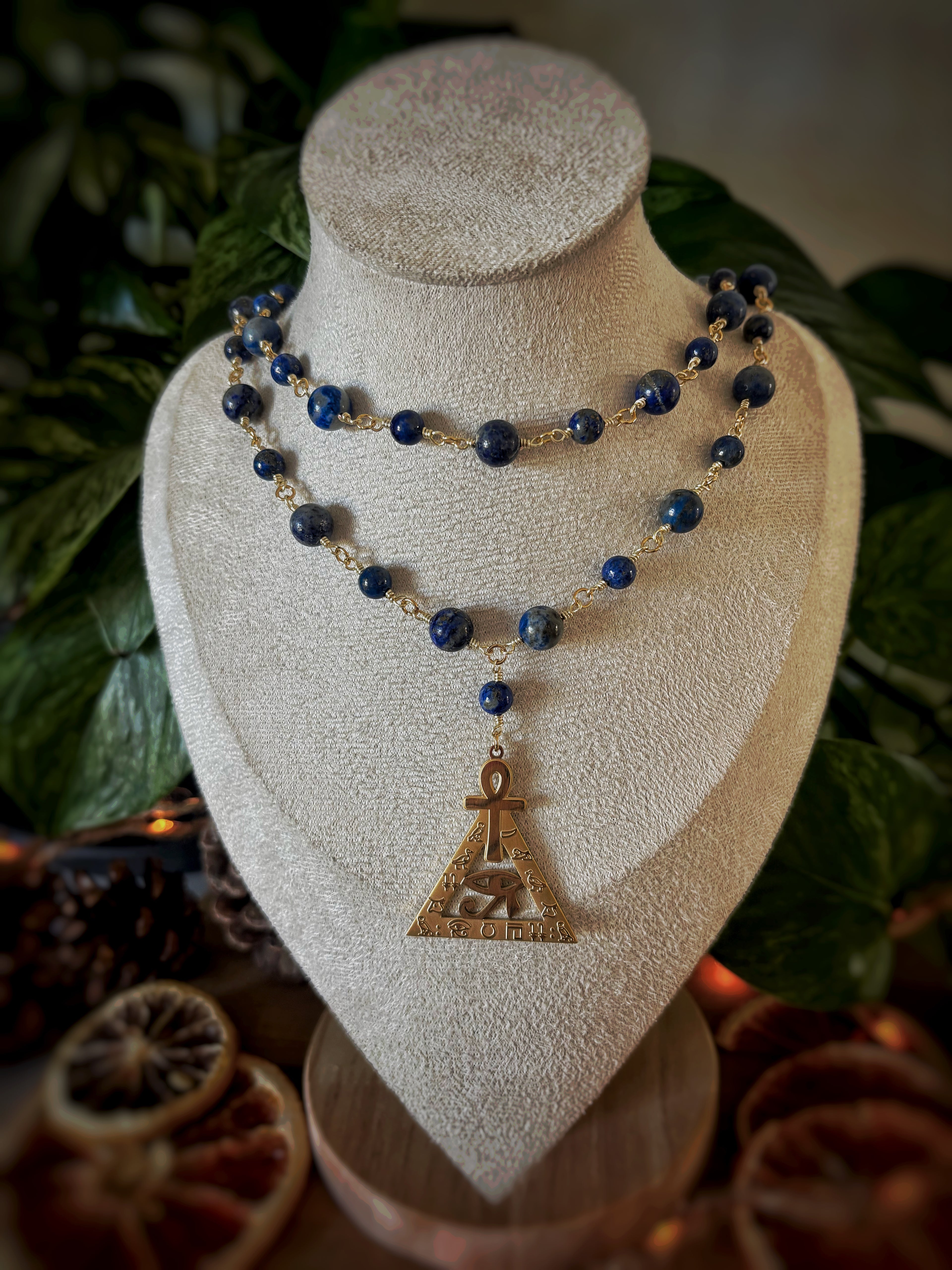 Collier Isis