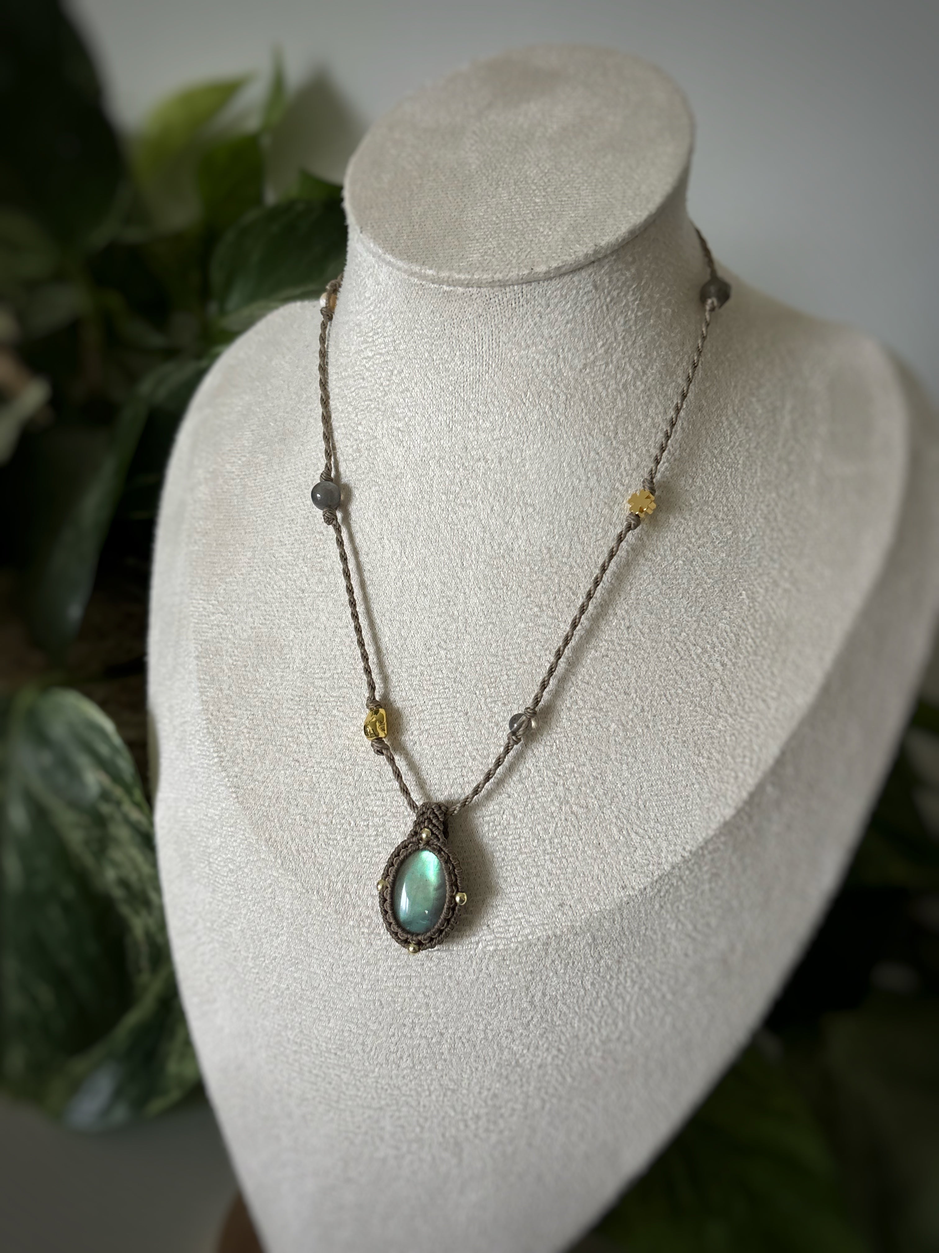 Collier Labradorite micro macramé - taupe