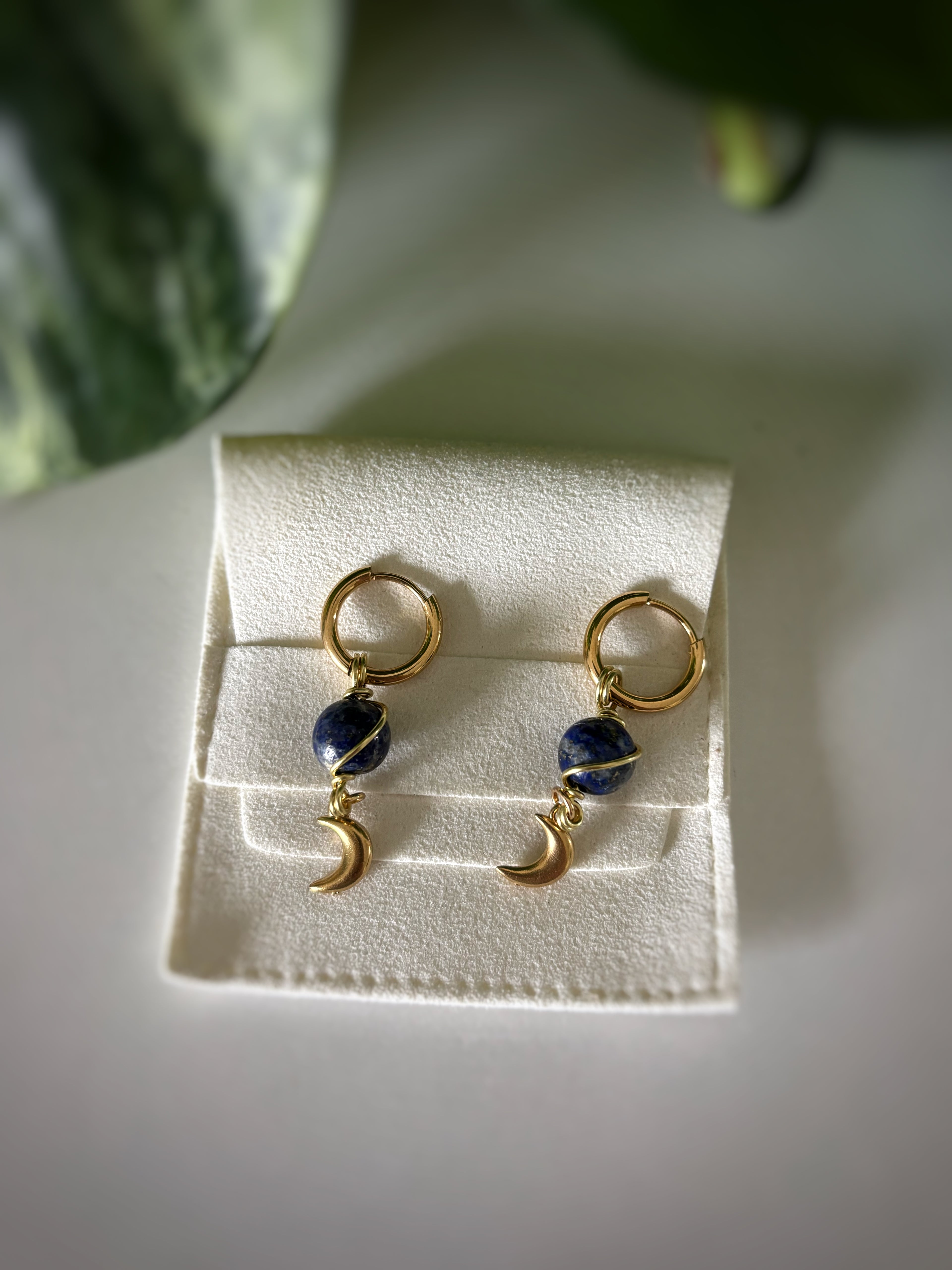 Boucles d’oreilles lune – Lapis Lazuli