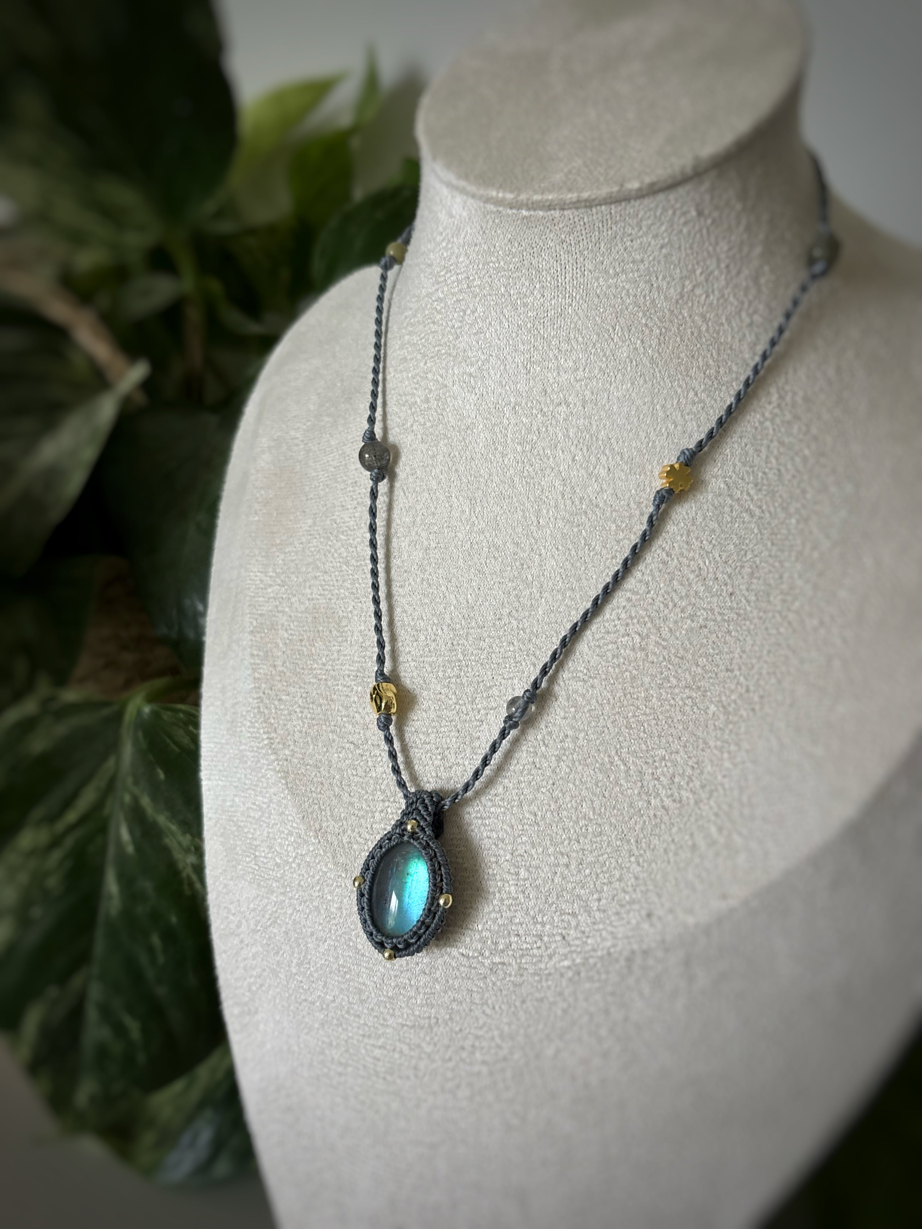 Collier Labradorite micro macramé - Bleu