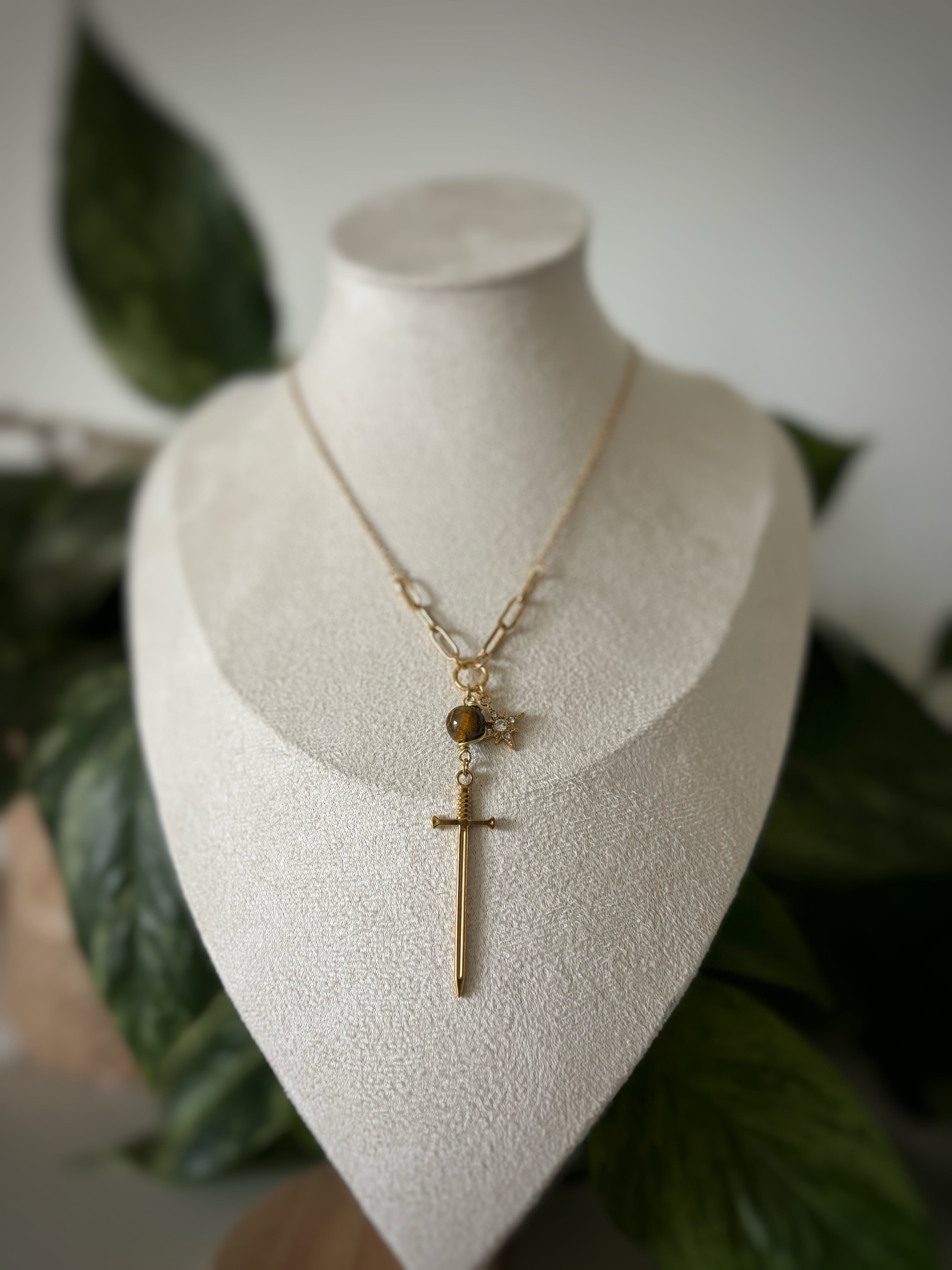 Collier œil de tigre - épée