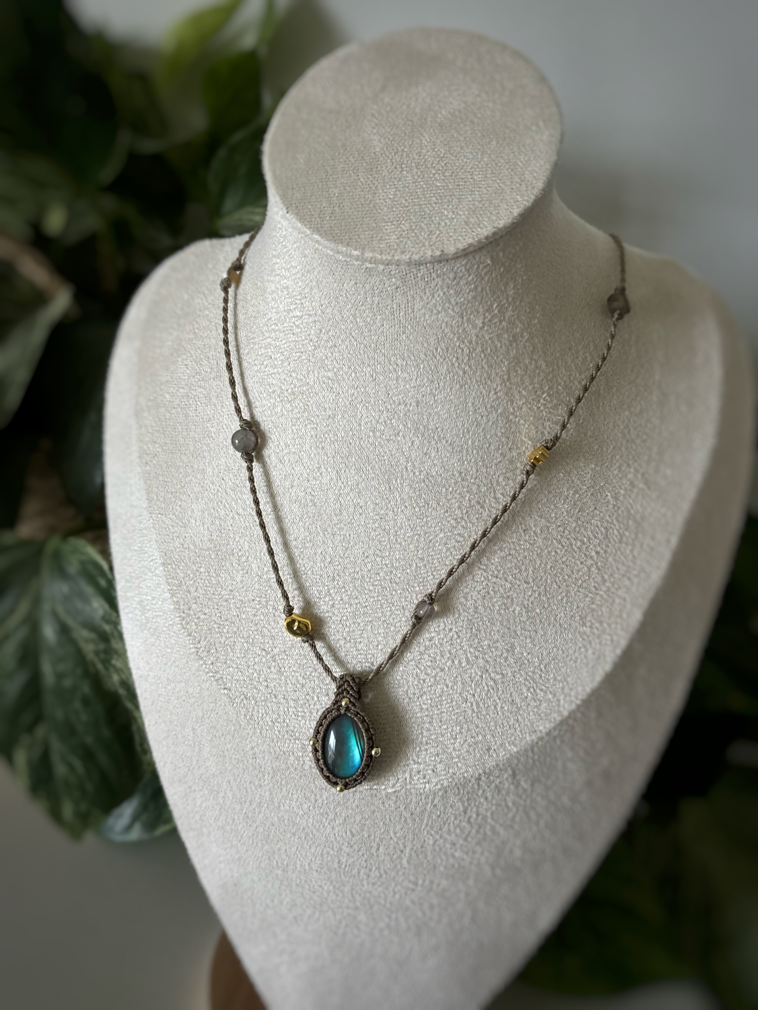 Collier Labradorite micro macramé - taupe